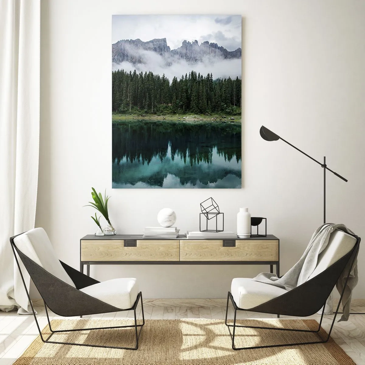 Quadro su vetro - Un paesaggio montano con una foresta e un lago che riflette il cielo - 70x100cm - Silenzio, non svegliamo l'acqua che dorme... - Decorazione murale moderna per soggiorno e camera da letto ARTTOR