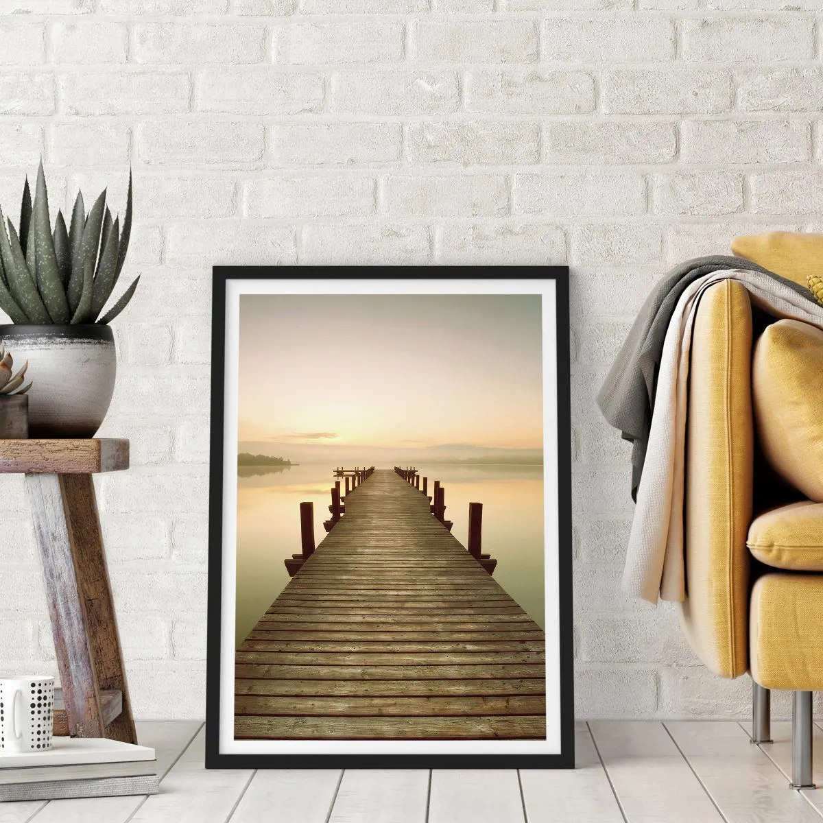 Poster in cornice nera - Un molo di legno su un lago calmo al mattino - 50x70cm - Aurora, alba, luce - Decorazione murale moderna per soggiorno e camera da letto ARTTOR