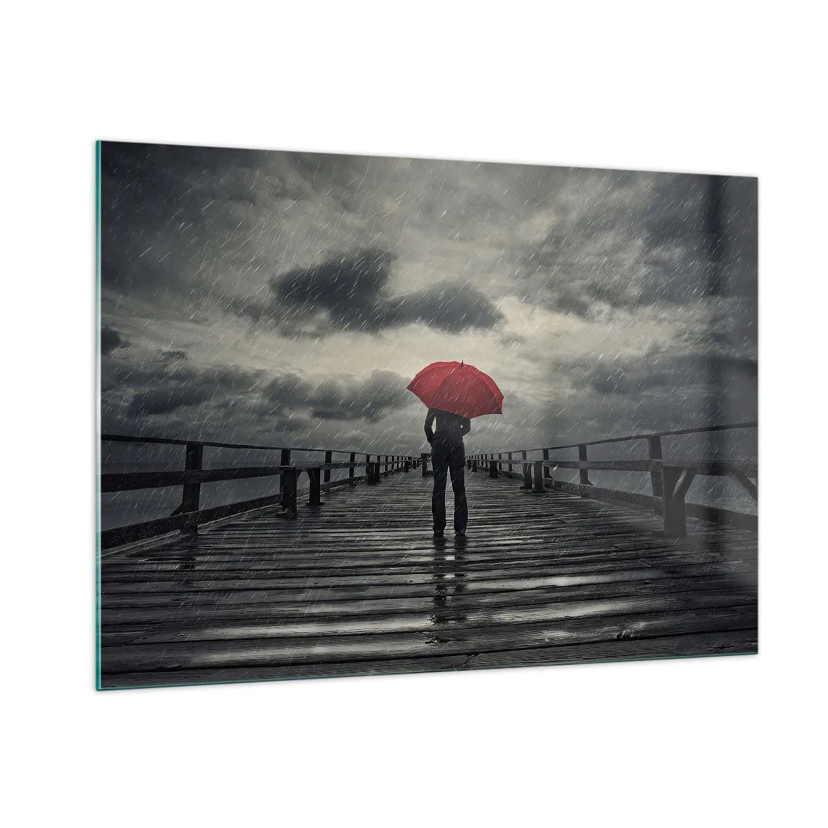 Quadro su vetro - Un uomo con un ombrello rosso su un molo di legno sotto la pioggia. - 100x70cm - Non importa che piove - Decorazione murale moderna per soggiorno e camera da letto ARTTOR