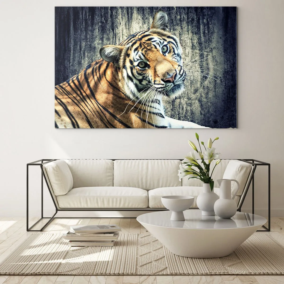 Quadro su vetro - Una tigre in posa naturale contro un muro grezzo - 70x50cm - Ritratto nei flussi di luce - Decorazione murale moderna per soggiorno e camera da letto ARTTOR