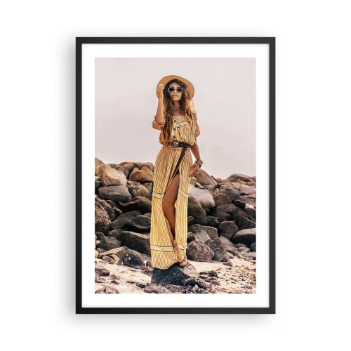 Poster in cornice nera - Donna elegante con un abito boho su uno sfondo roccioso - 50x70cm - La magia delle pietre - Decorazione murale moderna per soggiorno e camera da letto ARTTOR