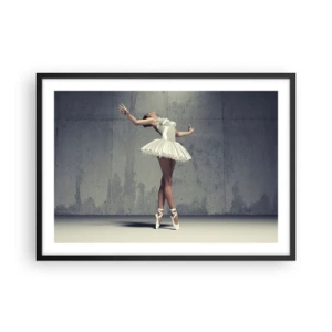 Poster in cornice nera - Una ballerina in abito bianco contro un muro grezzo. - 70x50cm - Leggero come un uccello - Decorazione murale moderna per soggiorno e camera da letto ARTTOR