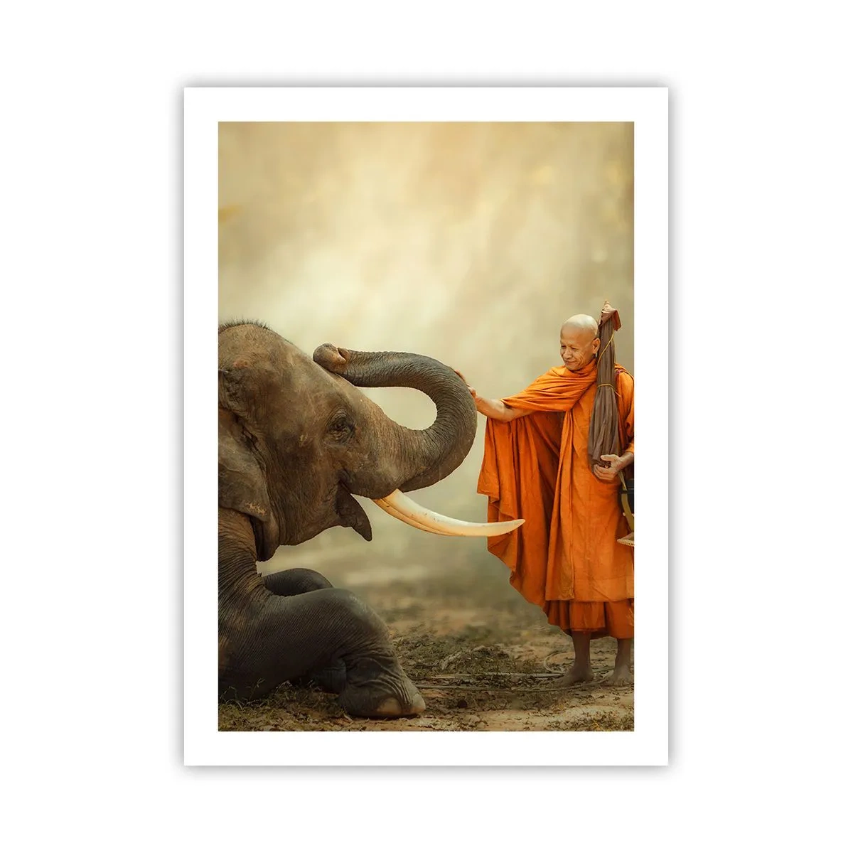 Poster - Un monaco in tunica arancione con un elefante sullo sfondo - 50x70cm - Incontro nel viaggio - Decorazione murale moderna per soggiorno e camera da letto ARTTOR