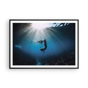 Poster in cornice nera - Un subacqueo che galleggia in un raggio di luce sott'acqua - 100x70cm - Danza subacquea - Decorazione murale moderna per soggiorno e camera da letto ARTTOR