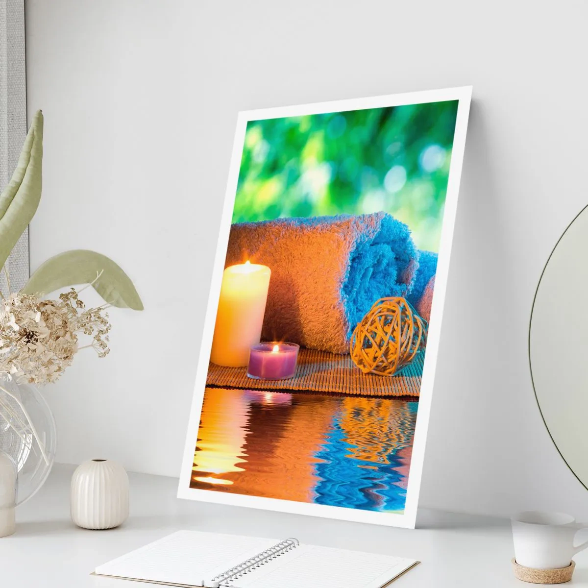 Poster - Candele e un asciugamano contro un paesaggio naturale - 50x70cm - Tempo per il corpo - Decorazione murale moderna per soggiorno e camera da letto ARTTOR