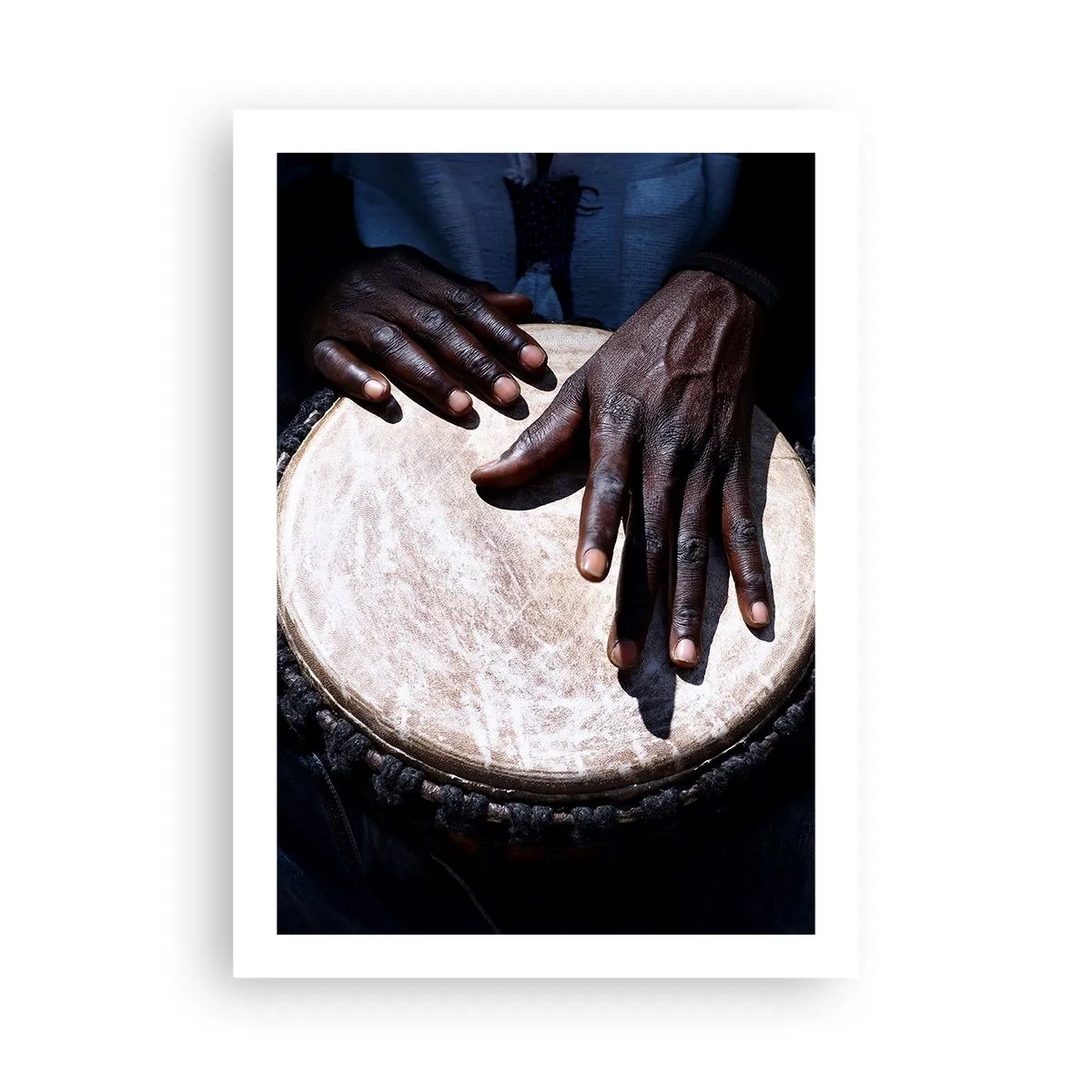 Poster - Mani che suonano un tamburo djembe in un gioco ritmico - 50x70cm - Vivi al tuo ritmo - Decorazione murale moderna per soggiorno e camera da letto ARTTOR