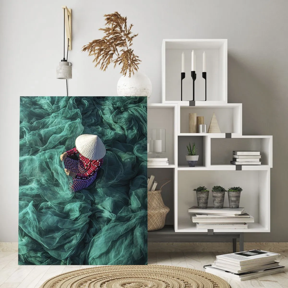 Quadro su vetro - Una persona con un cappello tra reti da pesca verdi - 70x100cm - Nel mare di reti - Decorazione murale moderna per soggiorno e camera da letto ARTTOR