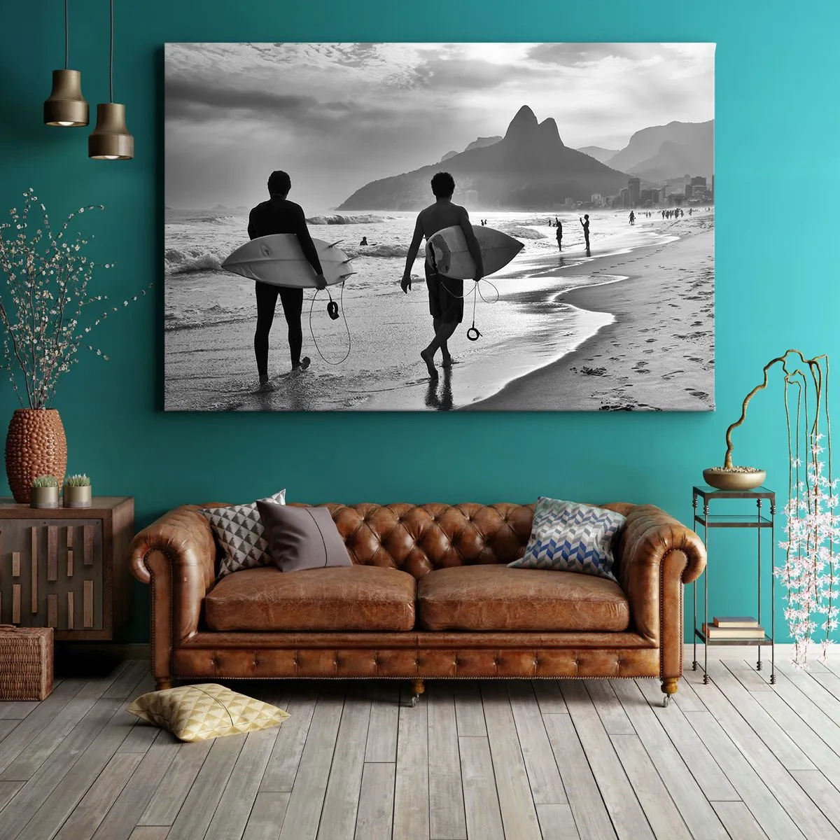 Quadro su tela - Stampe su Tela - Due surfisti camminano sulla spiaggia con le loro tavole bianche e nere. - 120x80cm - Samba su un'unica onda - Decorazione murale moderna per soggiorno e camera da letto ARTTOR