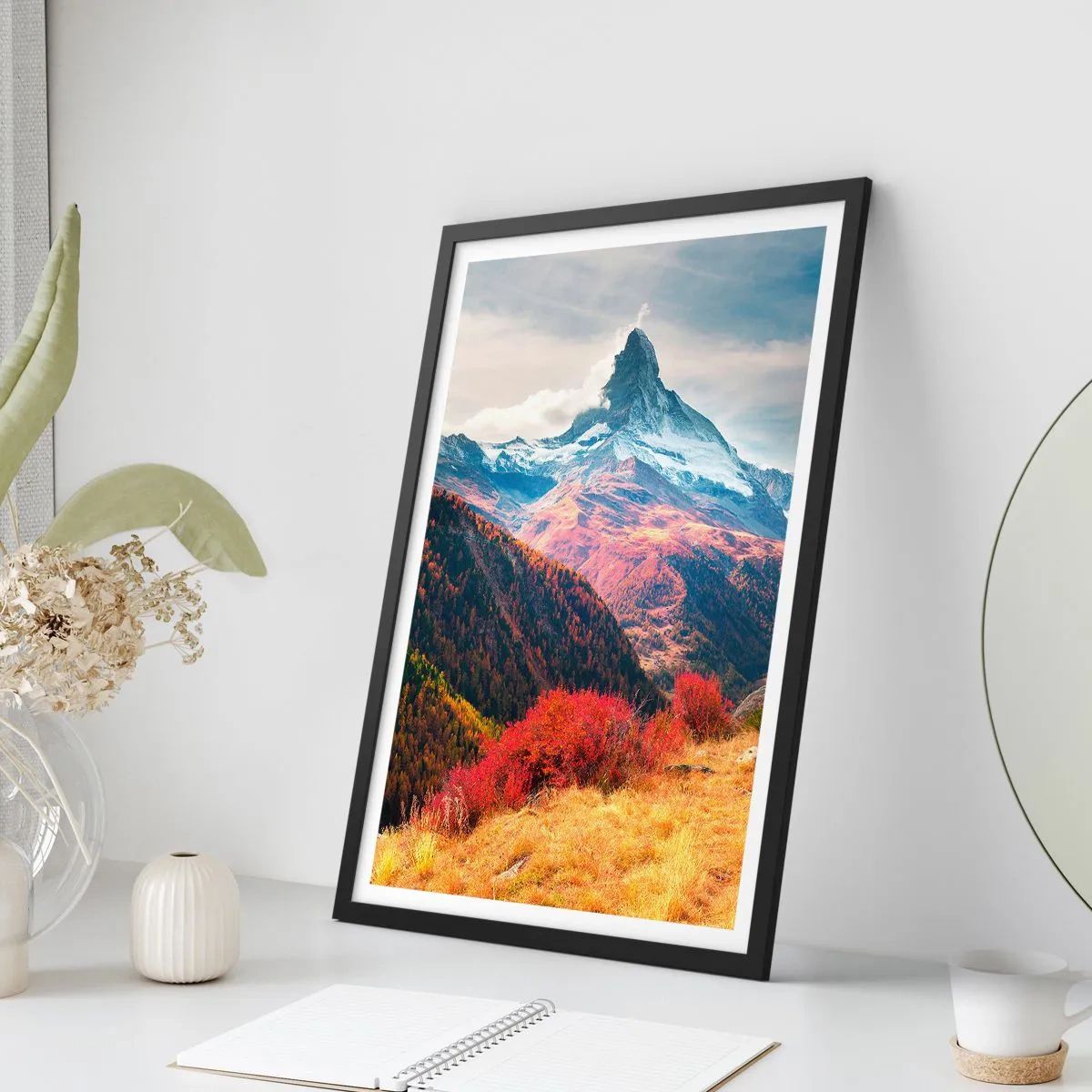 Poster in cornice nera - Paesaggio montano autunnale con cima innevata - 50x70cm - Autunno alpino - Decorazione murale moderna per soggiorno e camera da letto ARTTOR