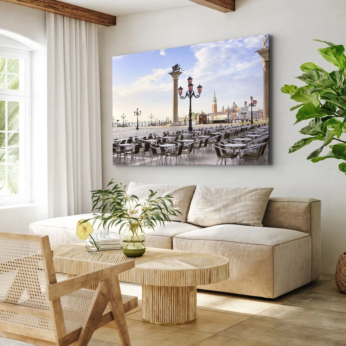 Quadro su tela - Stampe su Tela - Venezia, veduta della piazza con colonne e tavolini dei caffè - 70x50cm - Venite a tavola - Decorazione murale moderna per soggiorno e camera da letto ARTTOR