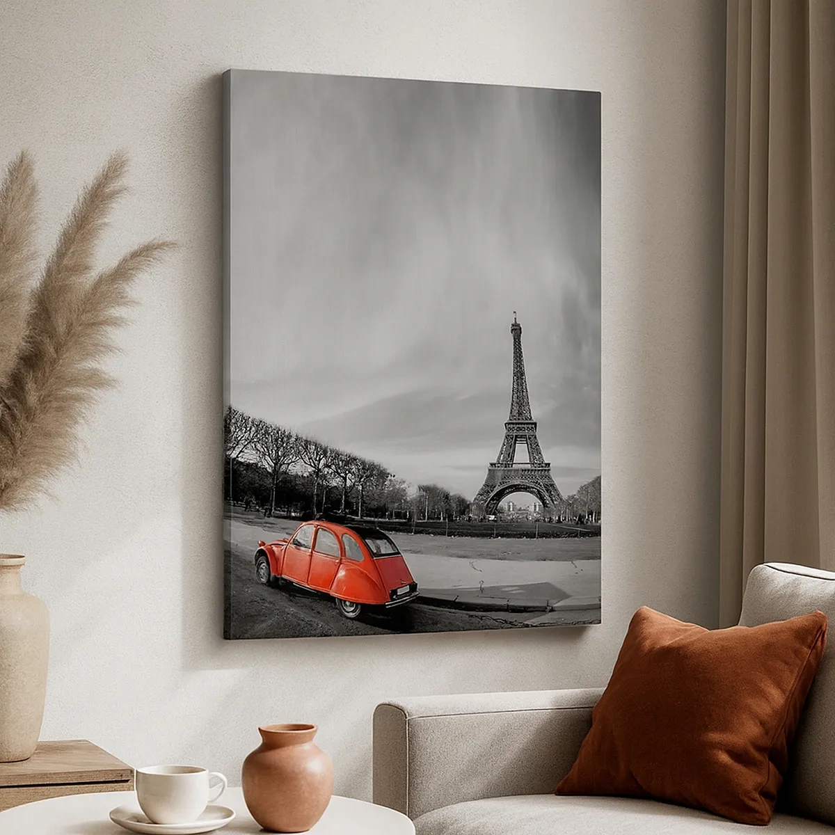 Quadro su tela - Stampe su Tela - Un'auto rossa con la Torre Eiffel sullo sfondo in un paesaggio in bianco e nero - 50x70cm - Più parigine di Parigi - Decorazione murale moderna per soggiorno e camera da letto ARTTOR