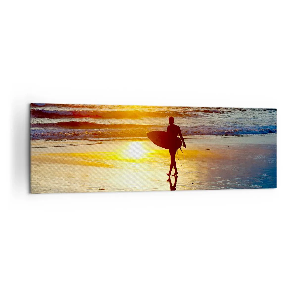 Quadro su tela - Stampe su Tela - Un surfista cammina sulla spiaggia al tramonto con una tavola in mano. - 160x50cm - Il ritorno del guerriero - Decorazione murale moderna per soggiorno e camera da letto ARTTOR
