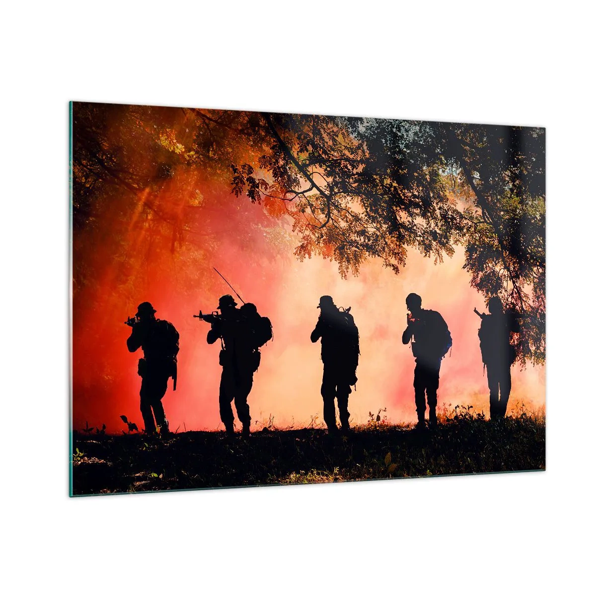 Quadro su vetro - Un gruppo di soldati marcia sullo sfondo di una foresta in fiamme. - 100x70cm - …Tutti per uno. - Decorazione murale moderna per soggiorno e camera da letto ARTTOR