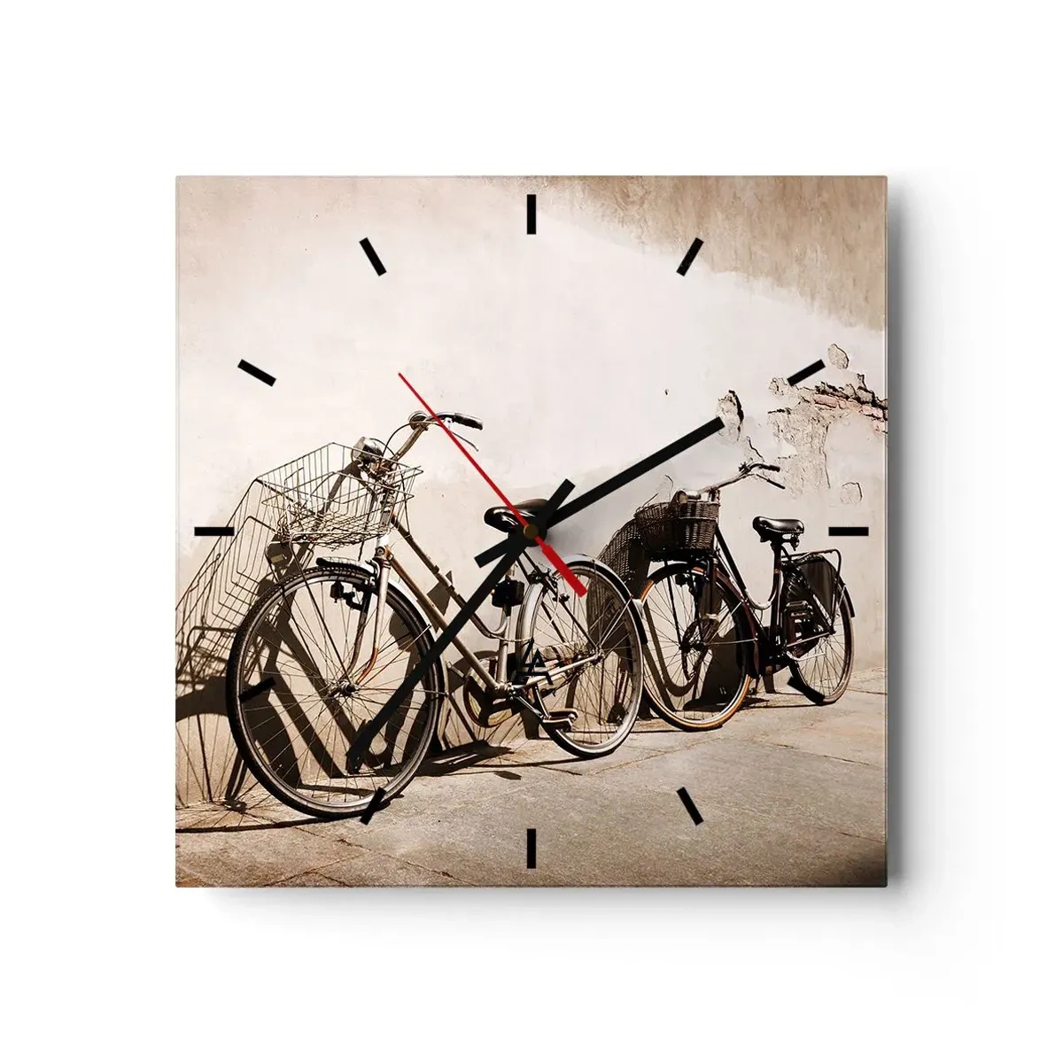 Orologio da parete - Orologio in Vetro - Due biciclette appoggiate a un vecchio muro in stile retrò - 30x30cm - L'indimenticabile bellezza del passato - Decorazione murale moderna per soggiorno e camera da letto ARTTOR