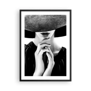 Poster in cornice nera - Ritratto in bianco e nero di una donna che indossa un cappello e ha il viso coperto - 50x70cm - Bellezza celata - Decorazione murale moderna per soggiorno e camera da letto ARTTOR