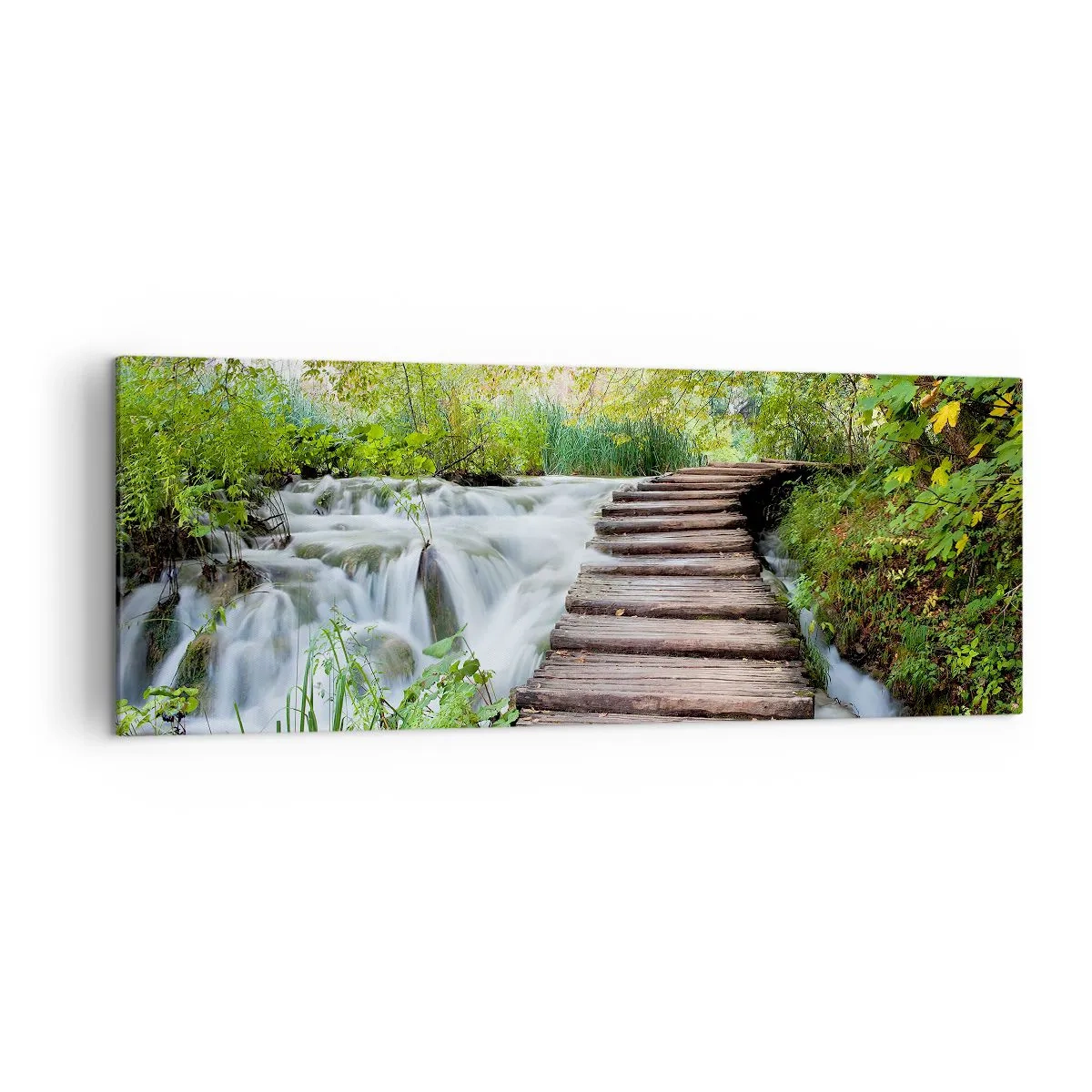 Quadro su tela - Stampe su Tela - Un ponte di legno sopra una cascata circondata da una lussureggiante foresta verde. - 140x50cm - Acqua per niente tranquilla - Decorazione murale moderna per soggiorno e camera da letto ARTTOR