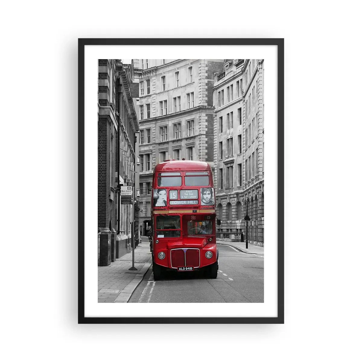 Poster in cornice nera - Un autobus rosso su una strada londinese bianca e nera - 50x70cm - Il quotidiano non deve essere grigio - Decorazione murale moderna per soggiorno e camera da letto ARTTOR