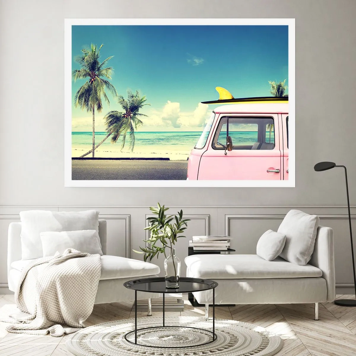 Poster - Un furgone rosa con una tavola da surf sullo sfondo di una spiaggia tropicale. - 100x70cm - Tempo di vacanze - Decorazione murale moderna per soggiorno e camera da letto ARTTOR