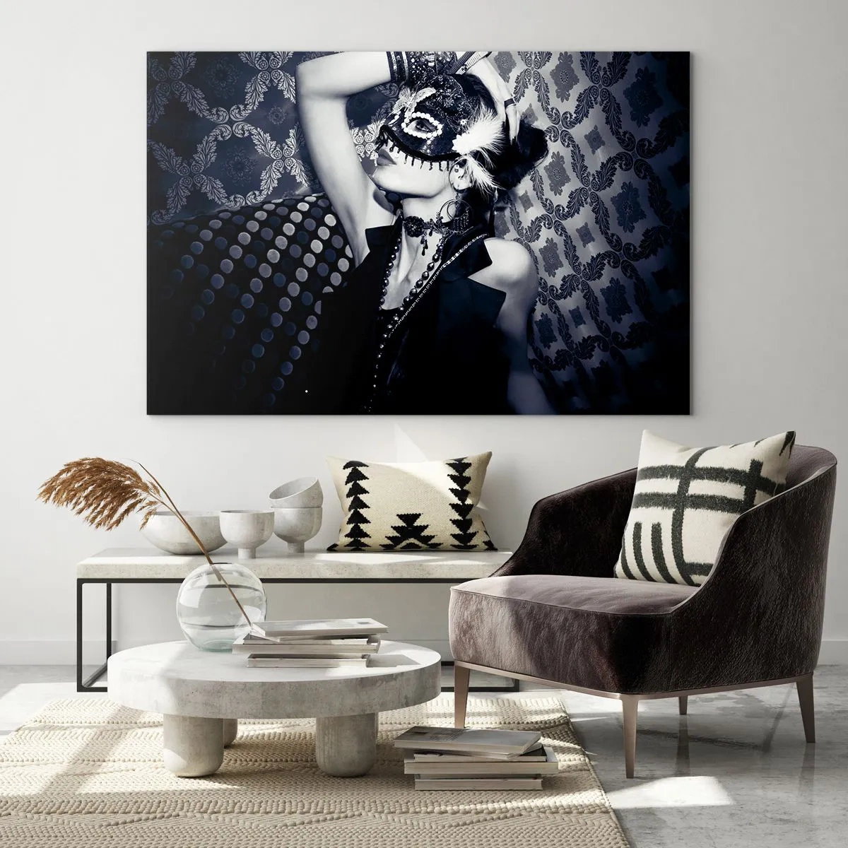 Quadro su vetro - Una figura mascherata contro un muro decorato con sfumature di bianco e nero - 120x80cm - Decorazioni, ornamenti, modelli... - Decorazione murale moderna per soggiorno e camera da letto ARTTOR