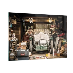 Quadro su vetro - Garage d'epoca con un'auto coperta da un telo, circondata da attrezzi e scatole - 100x70cm - Ritorno al passato - Decorazione murale moderna per soggiorno e camera da letto ARTTOR