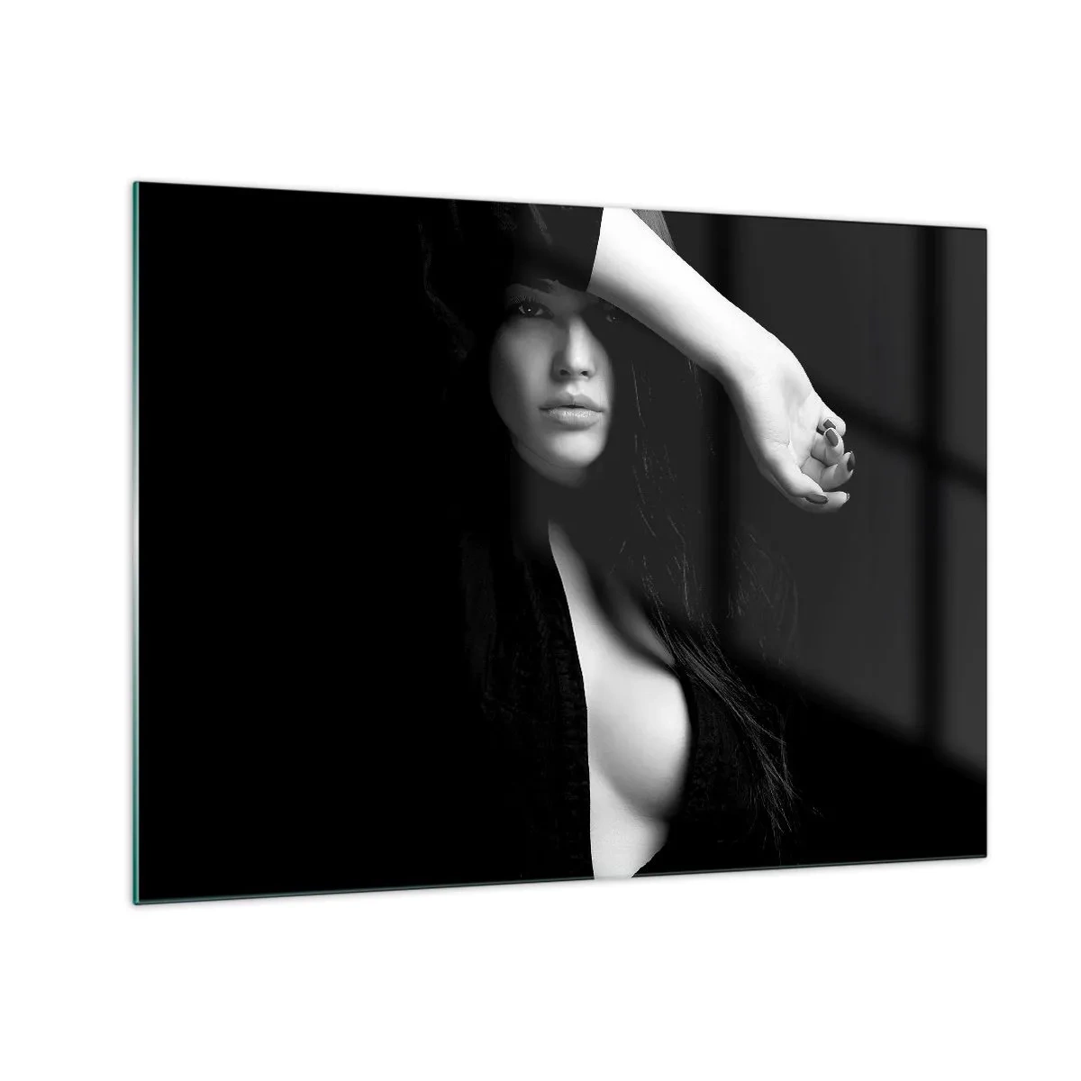 Quadro su vetro - Una donna vestita di nero in una posa sensuale su uno sfondo scuro - 70x50cm - Scuola di seduzione - Decorazione murale moderna per soggiorno e camera da letto ARTTOR