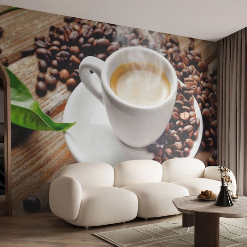 Fotomurali Standard Eco - Una tazza di caffè su un tavolo di legno con chicchi di caffè - 100x70cm - Il caffè è pronto - Decorazione murale moderna per soggiorno e camera da letto ARTTOR