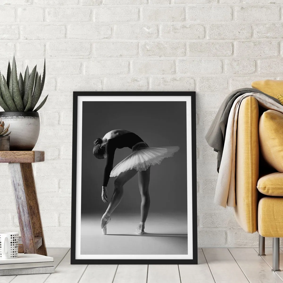 Poster in cornice nera - Una ballerina in una composizione in bianco e nero in una posa elegante - 50x70cm - Bella ballerina - Decorazione murale moderna per soggiorno e camera da letto ARTTOR