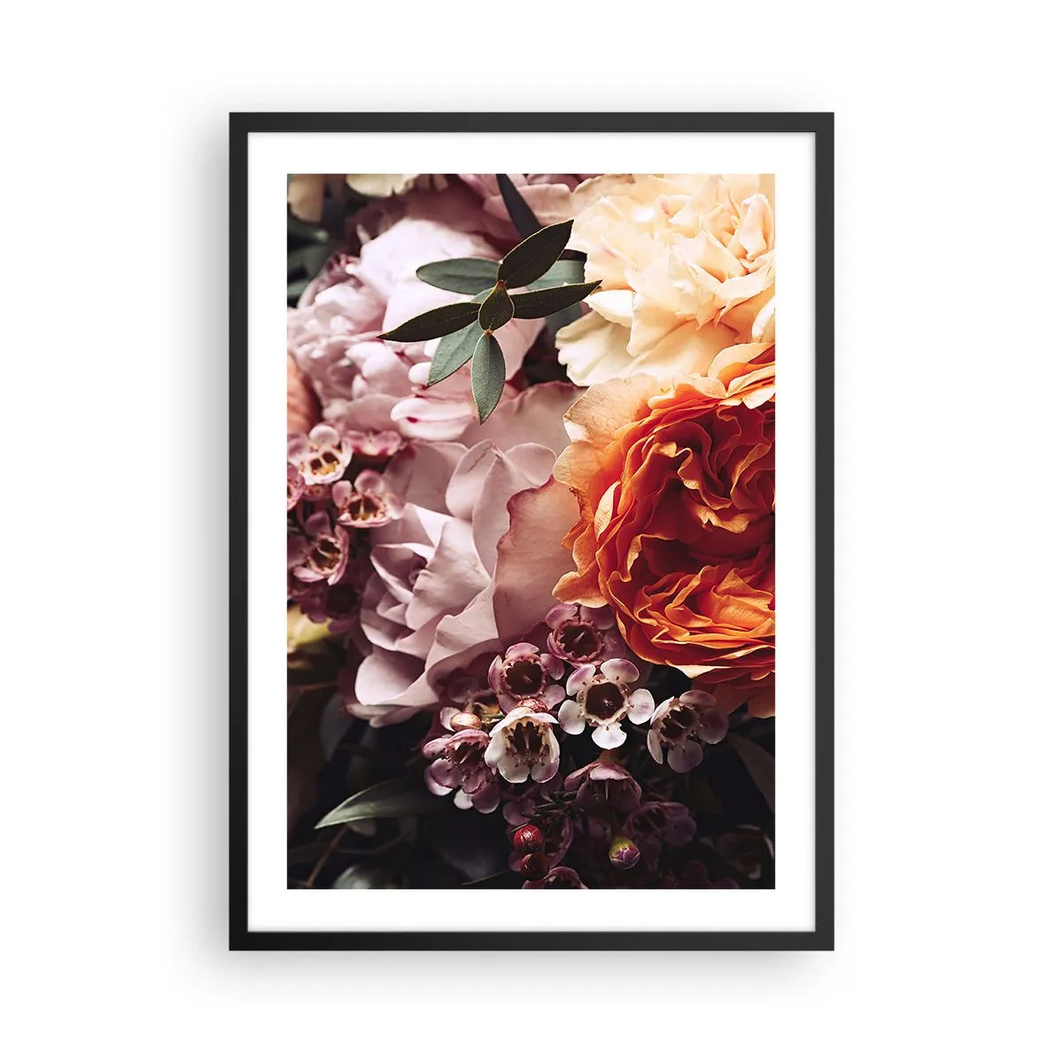 Poster in cornice nera - Primo piano di un bouquet di fiori nelle tonalità del rosa, dell'arancione e del crema. - 50x70cm - Avvolti dalla bellezza - Decorazione murale moderna per soggiorno e camera da letto ARTTOR