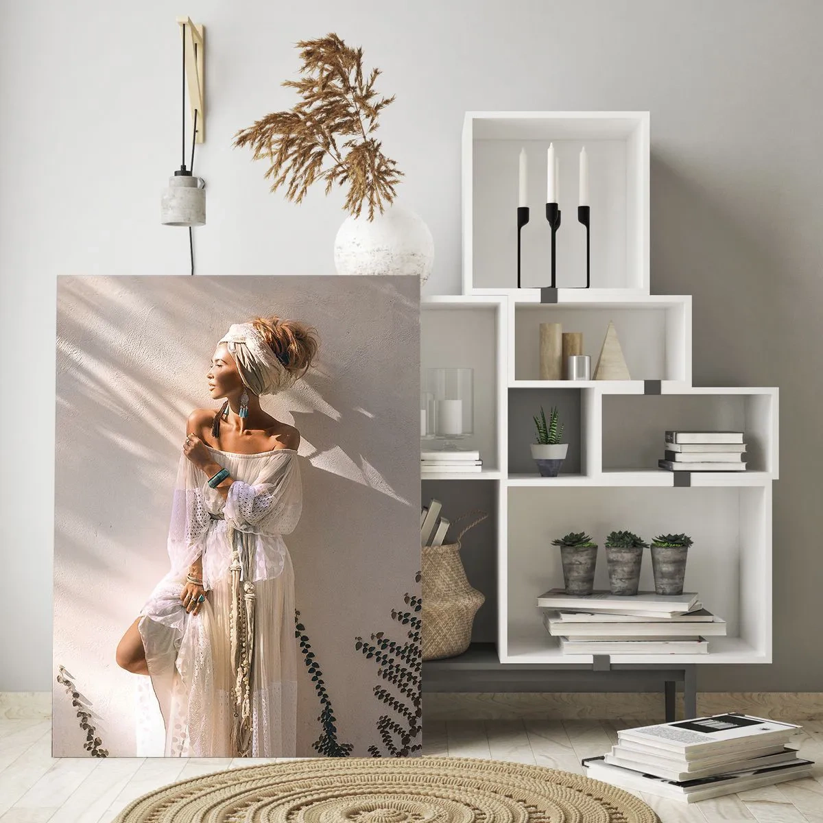 Quadro su vetro - Una donna in stile boho sullo sfondo di un muro chiaro e ombre di piante - 50x70cm - Il sole e la ragazza - Decorazione murale moderna per soggiorno e camera da letto ARTTOR