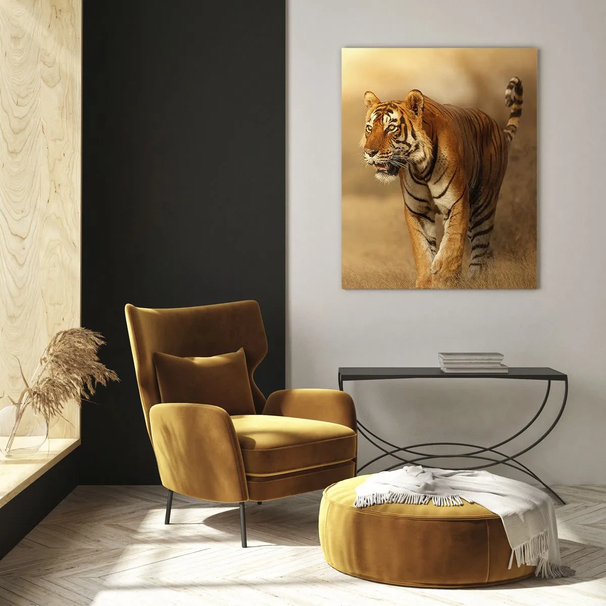 Quadro su vetro - Una tigre che cammina nella savana dai colori caldi - 70x100cm - Prima dell'attacco - Decorazione murale moderna per soggiorno e camera da letto ARTTOR