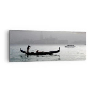 Quadro su tela - Stampe su Tela - Una gondola scivola sulle acque di Venezia in una mattina nebbiosa, sovrastando la città. - 140x50cm - Città magica di acqua e nebbia - Decorazione murale moderna per soggiorno e camera da letto ARTTOR