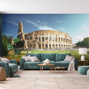 Fotomurali Premium Sand - Il Colosseo a Roma circondato dal verde e dai turisti - 100x70cm - Si sente ancora il rumore delle armi - Decorazione murale moderna per soggiorno e camera da letto ARTTOR