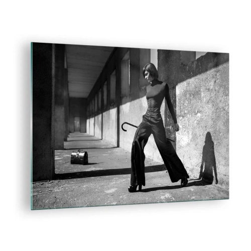 Quadro su vetro - Fotografia in bianco e nero di una donna in abito elegante in un contesto urbano. - 70x50cm - Eleganza cittadina - Decorazione murale moderna per soggiorno e camera da letto ARTTOR