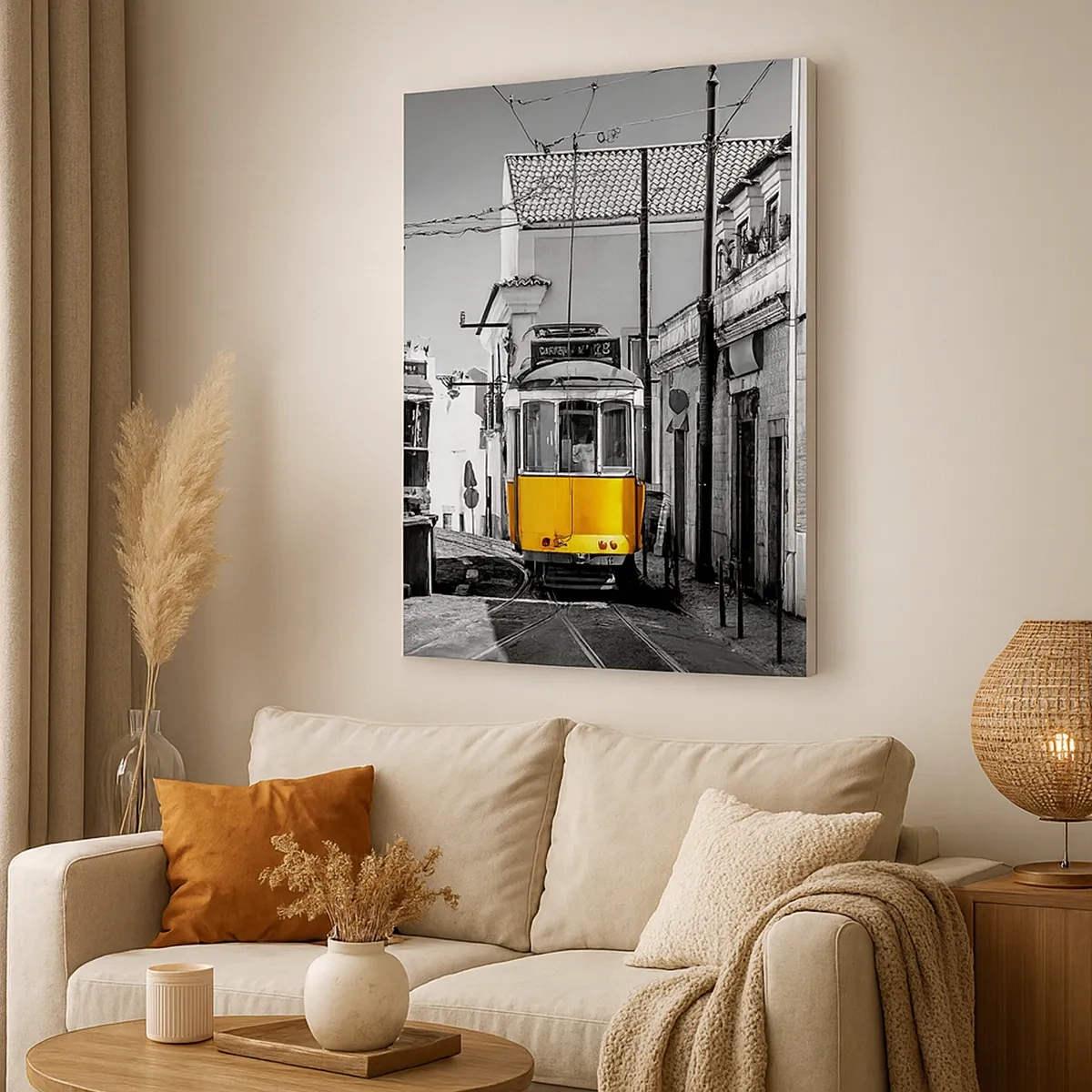 Quadro su tela - Stampe su Tela - Un tram giallo per le strade di Lisbona in un ambiente monocromatico - 50x70cm - Lo spirito di Lisbona - Decorazione murale moderna per soggiorno e camera da letto ARTTOR