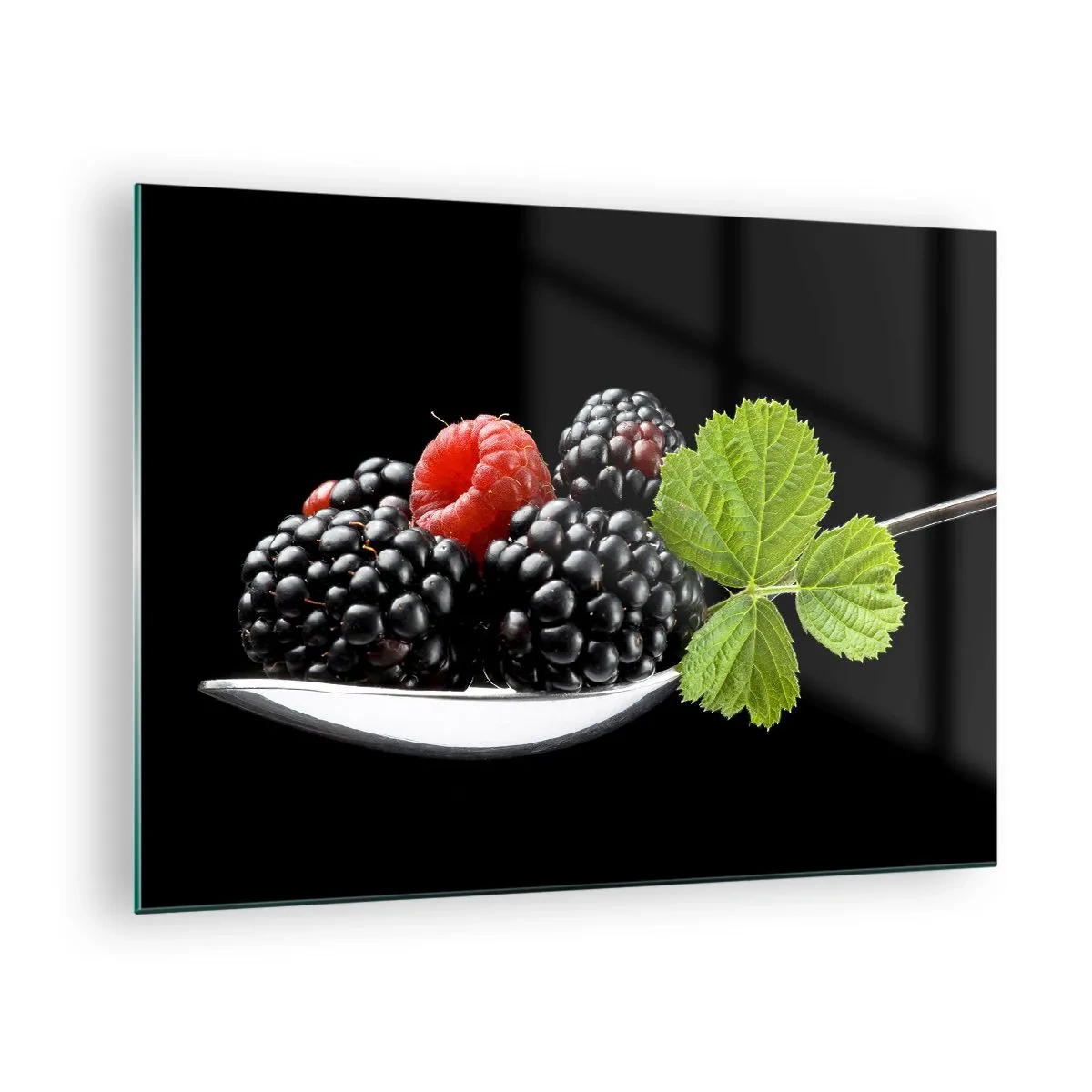 Quadro su vetro - Lamponi e more su un cucchiaio con una foglia verde su uno sfondo nero - 70x50cm - I sapori della freschezza - Decorazione murale moderna per soggiorno e camera da letto ARTTOR