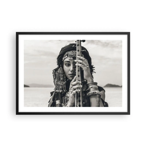 Poster in cornice nera - Ritratto di una donna con gioielli etnici che tiene uno strumento in mano - 70x50cm - La musica dell'oriente - Decorazione murale moderna per soggiorno e camera da letto ARTTOR