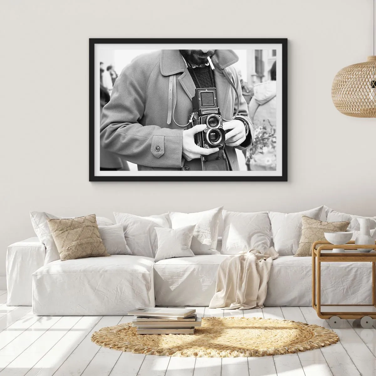 Poster in cornice nera - Foto in bianco e nero di un uomo con una macchina fotografica retrò - 70x50cm - In stile retro - Decorazione murale moderna per soggiorno e camera da letto ARTTOR