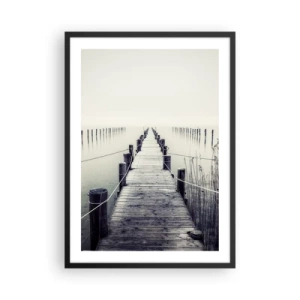 Poster in cornice nera - Un ponte di legno che conduce a una distesa d'acqua nebbiosa - 50x70cm - Immergiti nella pace - Decorazione murale moderna per soggiorno e camera da letto ARTTOR