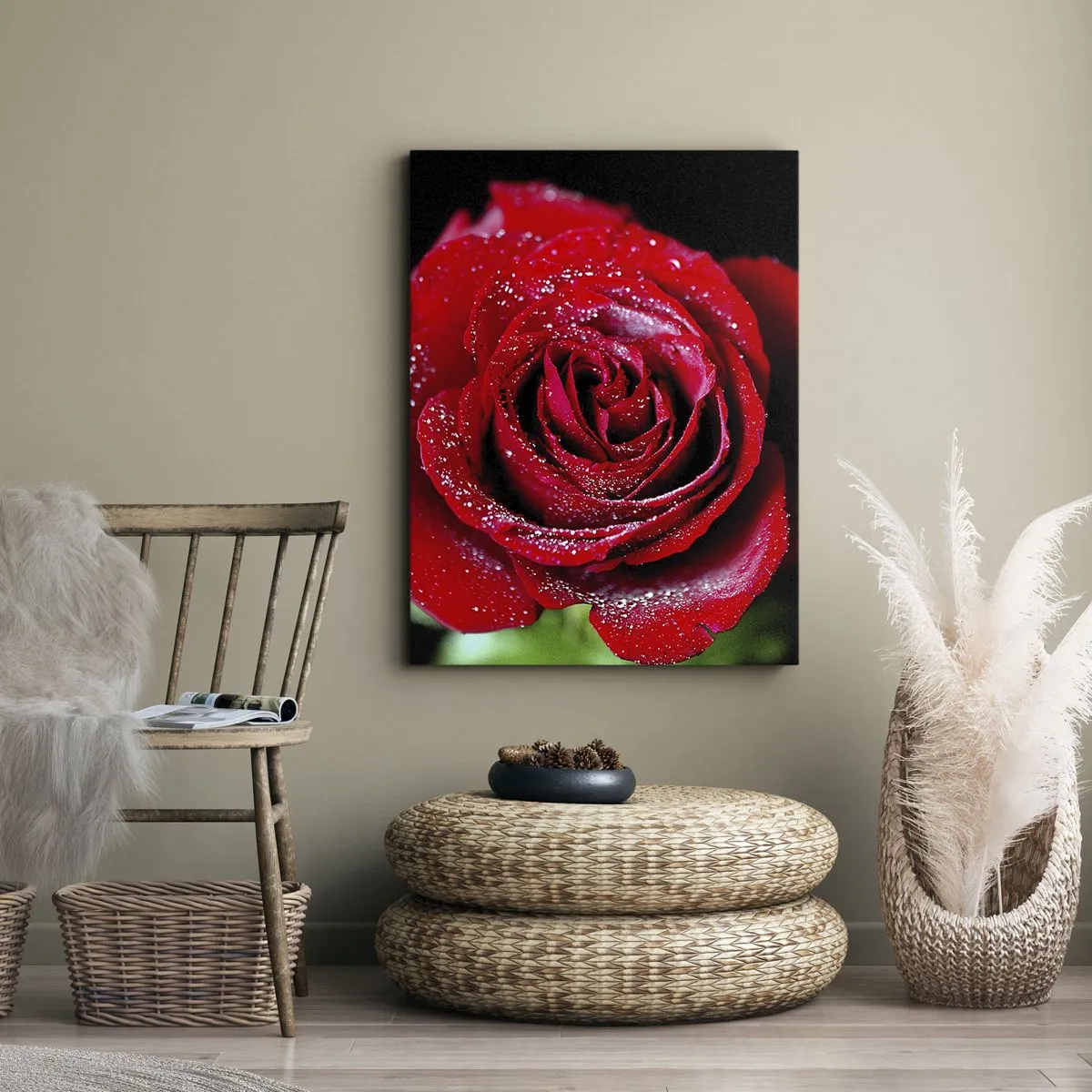 Quadro su tela - Stampe su Tela - Una rosa rossa ricoperta di gocce di rugiada su uno sfondo nero. - 80x120cm - Ecco l'amore - Decorazione murale moderna per soggiorno e camera da letto ARTTOR
