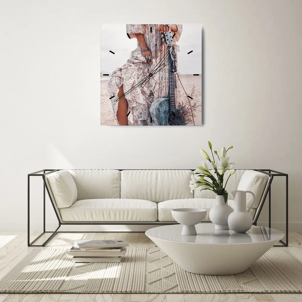 Orologio da parete - Orologio in Vetro - Donna in stile boho con chitarra sulla spiaggia - 30x30cm - Figli dei fiori in cammino - Decorazione murale moderna per soggiorno e camera da letto ARTTOR