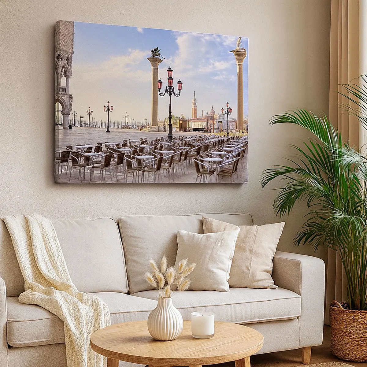 Quadro su tela - Stampe su Tela - Venezia, veduta della piazza con colonne e tavolini dei caffè - 70x50cm - Venite a tavola - Decorazione murale moderna per soggiorno e camera da letto ARTTOR