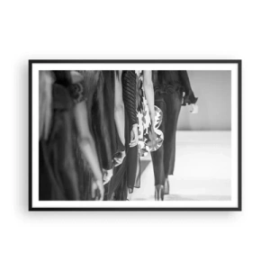 Poster in cornice nera - Una scena di passerella in bianco e nero che mostra i dettagli degli abiti e le figure delle modelle. - 100x70cm - Sfilata in stile - Decorazione murale moderna per soggiorno e camera da letto ARTTOR