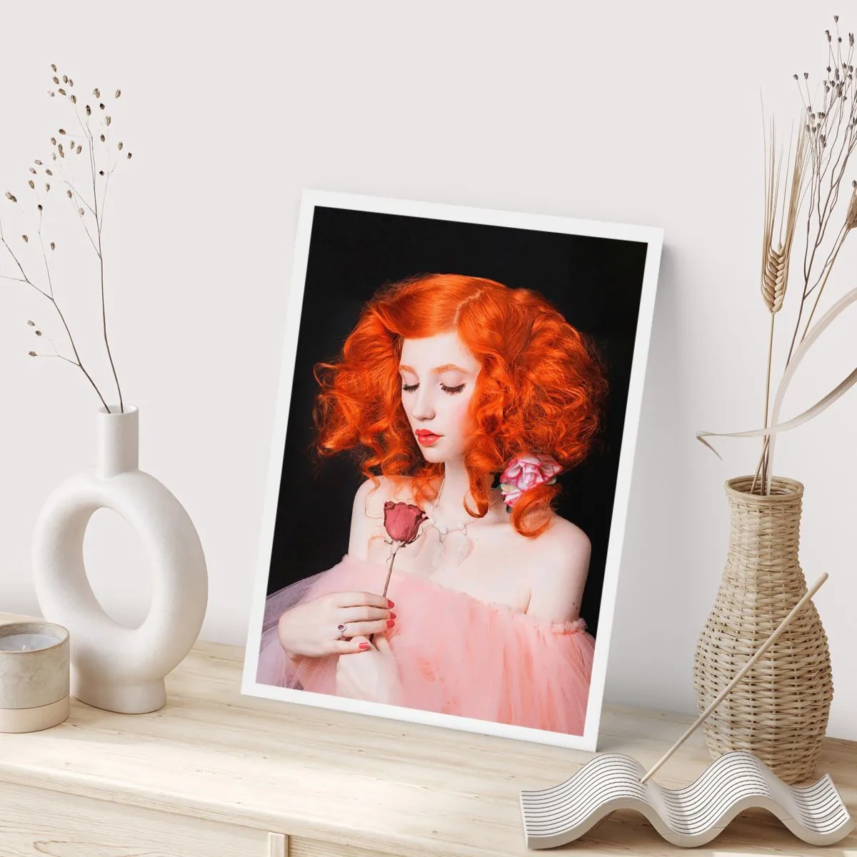 Poster - Ritratto di una donna dai capelli rossi con una rosa su sfondo nero - 50x70cm - In stile barocco - Decorazione murale moderna per soggiorno e camera da letto ARTTOR