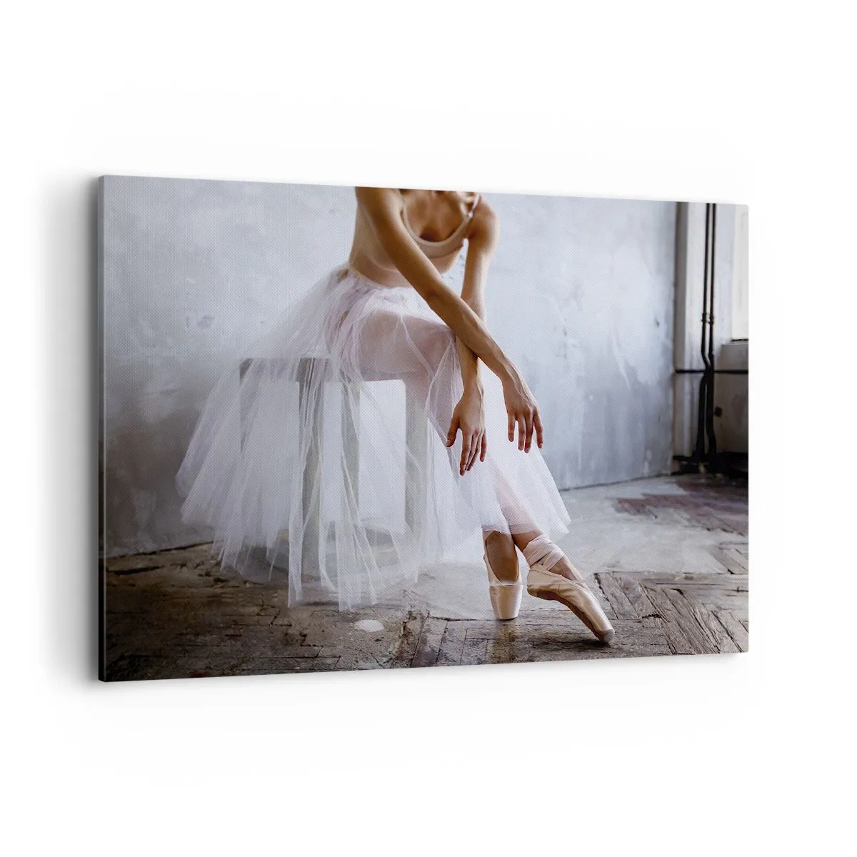 Quadro su tela - Stampe su Tela - Una ballerina in una posa delicata su uno sfondo industriale - 100x70cm - Prima che si accendano le luci del palco - Decorazione murale moderna per soggiorno e camera da letto ARTTOR