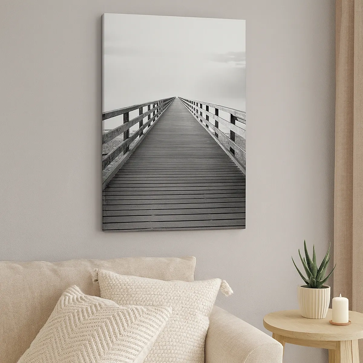 Quadro su tela - Stampe su Tela - Un'immagine in bianco e nero di un molo di legno che conduce verso l'orizzonte. - 50x70cm - Sempre più lontano - Decorazione murale moderna per soggiorno e camera da letto ARTTOR