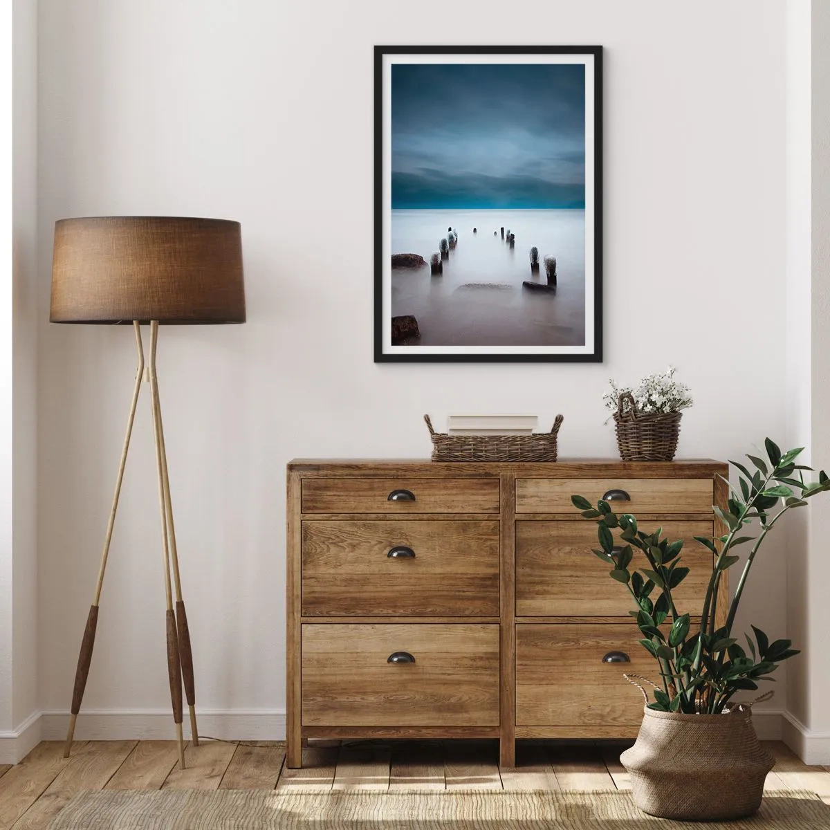 Poster in cornice nera - Una suggestiva vista di pali di legno nell'acqua - 50x70cm - Lago pensieroso - Decorazione murale moderna per soggiorno e camera da letto ARTTOR