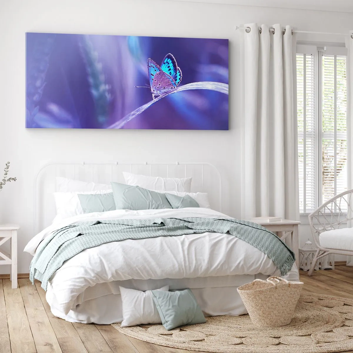 Quadro su tela - Stampe su Tela - Una delicata farfalla blu su uno stelo in luce viola - 120x50cm - Gioielli della natura - Decorazione murale moderna per soggiorno e camera da letto ARTTOR
