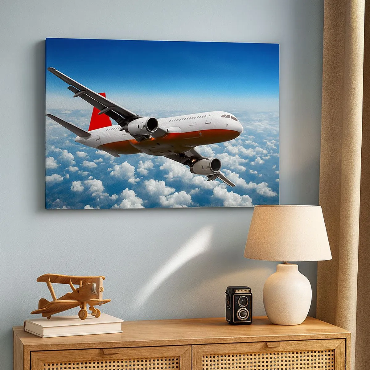 Quadro su tela - Stampe su Tela - Un aereo passeggeri vola sopra le nuvole contro un cielo azzurro. - 70x50cm - Lascia tutto - Decorazione murale moderna per soggiorno e camera da letto ARTTOR