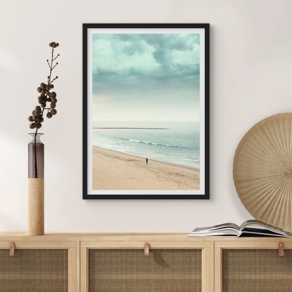 Poster in cornice nera - Una figura solitaria cammina lungo la riva del mare sotto un cielo coperto. - 50x70cm - Cercando la pace - Decorazione murale moderna per soggiorno e camera da letto ARTTOR
