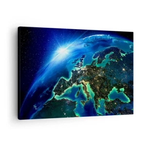 Quadro su tela - Stampe su Tela - Una vista di Europa dallo spazio, alla luce del sole nascente. - 70x50cm - L'Europa scintillante - Decorazione murale moderna per soggiorno e camera da letto ARTTOR